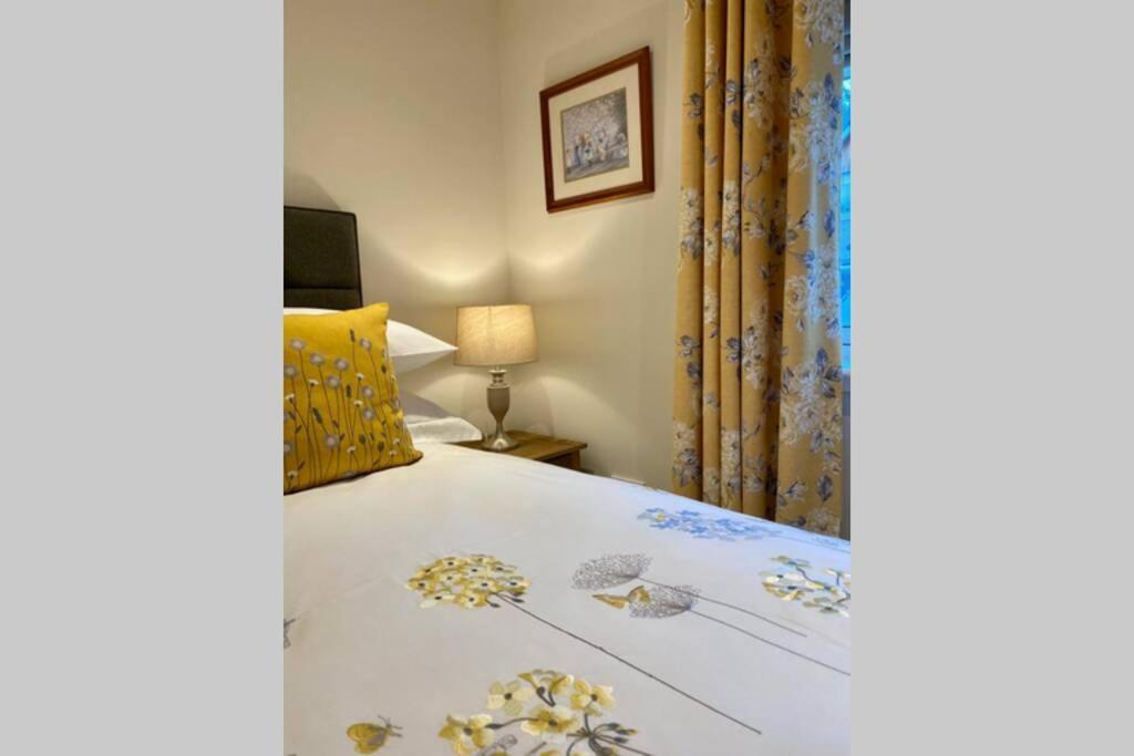 Beautiful 2 Bedroom, 2 Bathroom Flat With Parking. Pitlochry Zewnętrze zdjęcie