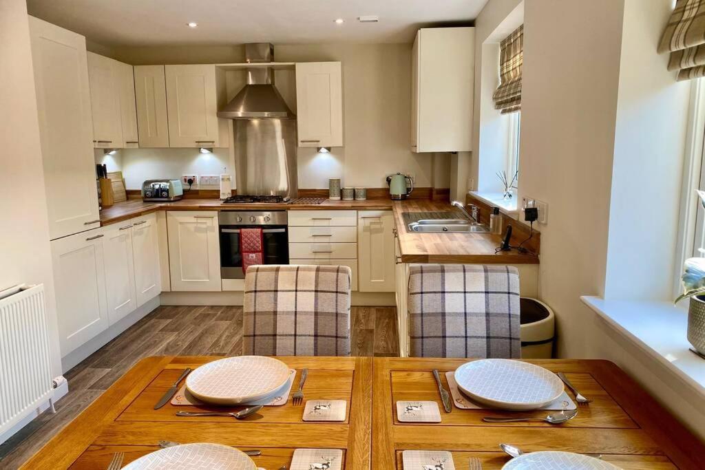 Beautiful 2 Bedroom, 2 Bathroom Flat With Parking. Pitlochry Zewnętrze zdjęcie