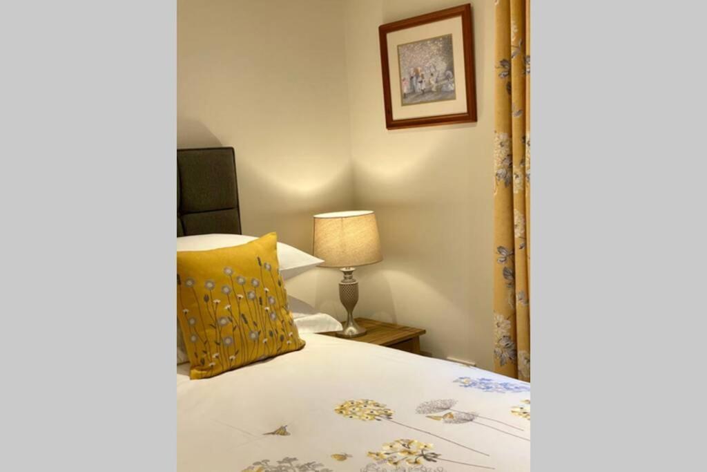 Beautiful 2 Bedroom, 2 Bathroom Flat With Parking. Pitlochry Zewnętrze zdjęcie