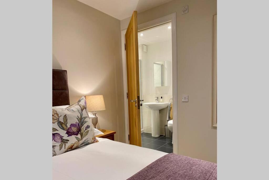 Beautiful 2 Bedroom, 2 Bathroom Flat With Parking. Pitlochry Zewnętrze zdjęcie