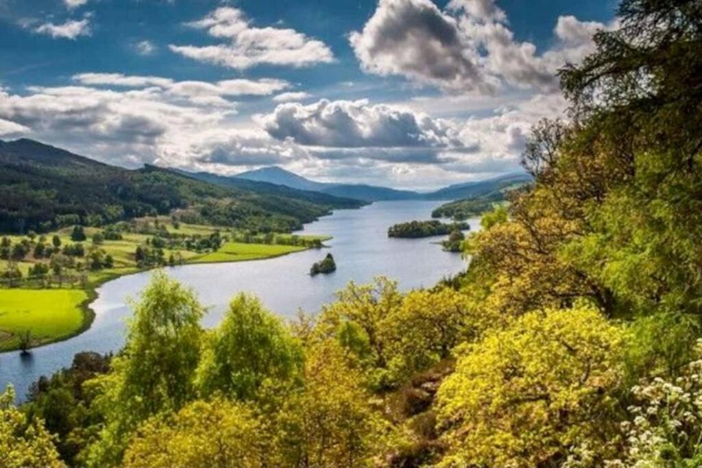 Beautiful 2 Bedroom, 2 Bathroom Flat With Parking. Pitlochry Zewnętrze zdjęcie