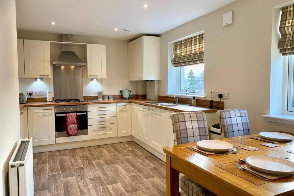 Beautiful 2 Bedroom, 2 Bathroom Flat With Parking. Pitlochry Zewnętrze zdjęcie