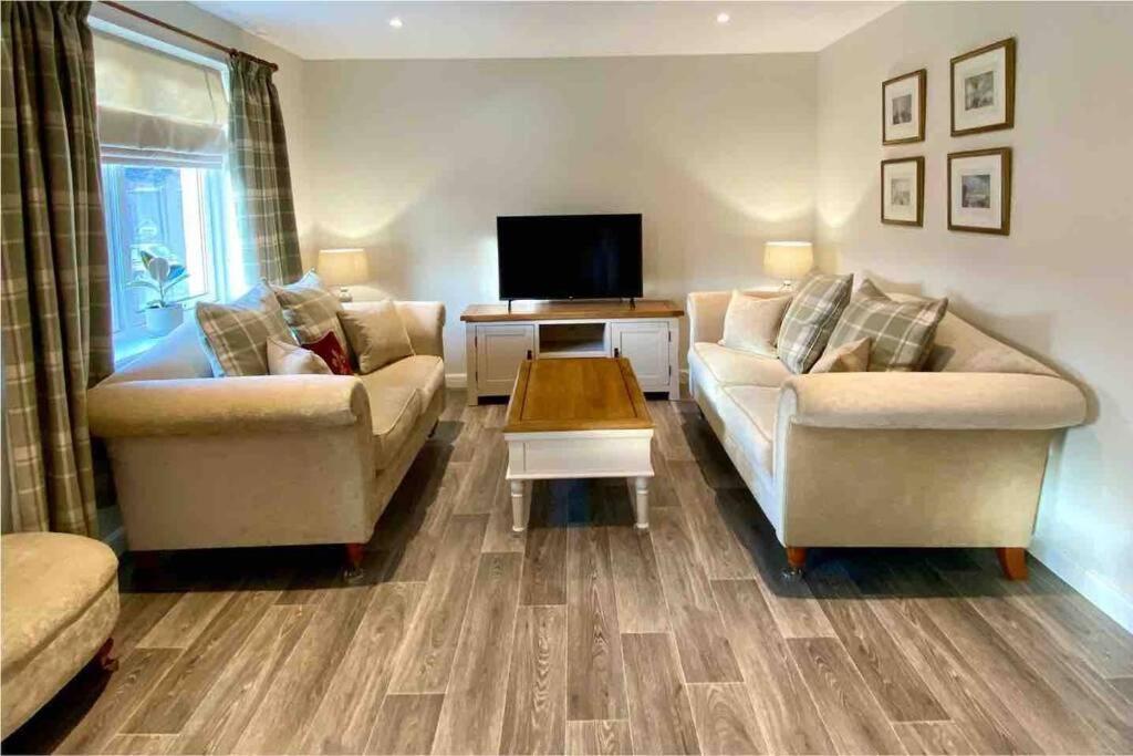 Beautiful 2 Bedroom, 2 Bathroom Flat With Parking. Pitlochry Zewnętrze zdjęcie
