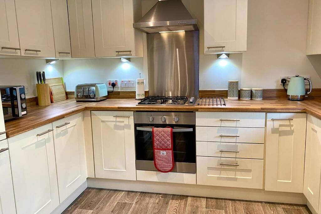 Beautiful 2 Bedroom, 2 Bathroom Flat With Parking. Pitlochry Zewnętrze zdjęcie